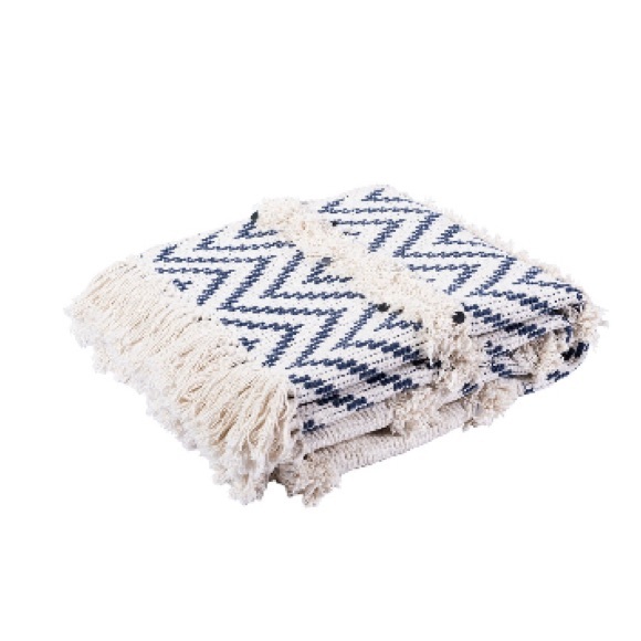 Safavieh Blue and Cream Zigzag Throw Blanket - Picture 1 of 6